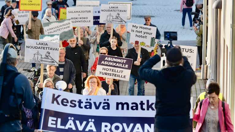 Rovaniemellä oli syksyllä mielenosoitus turistiasuntojen takia. Kuva: Vesa-Pekka Hiltunen / Yle