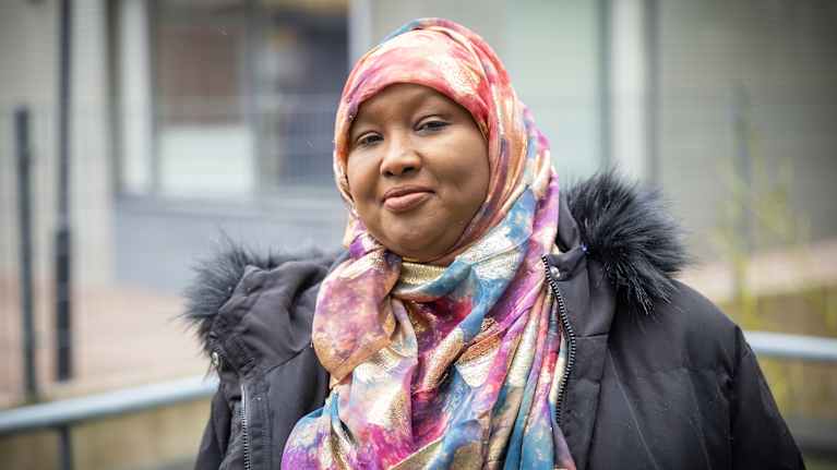 Amal Abdi Ibrahim sanoo, että työtä löytyy, jos osaa suomen kieltä ja on opiskellut ammatin. Hän itse on opiskellut lähihoitajaksi. Kuva: Mårten Lampén / Yle