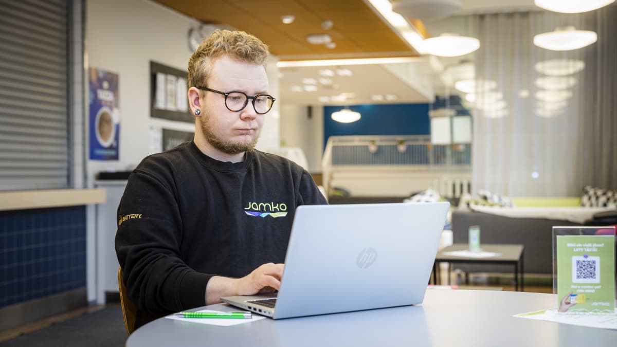 JAMKO:n hallituksen puheenjohtaja Lauri Kujala työskentelee tietokoneella.