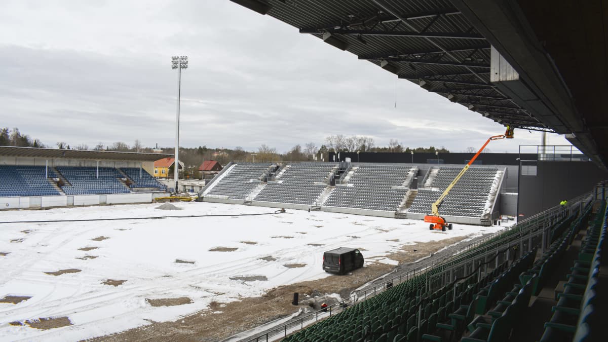 Turun Kupittaan stadionin nurmen vaihto tekonurmeksi on edennyt päätykatsomon ja kentän välisen tukimuurin rakentamiseen