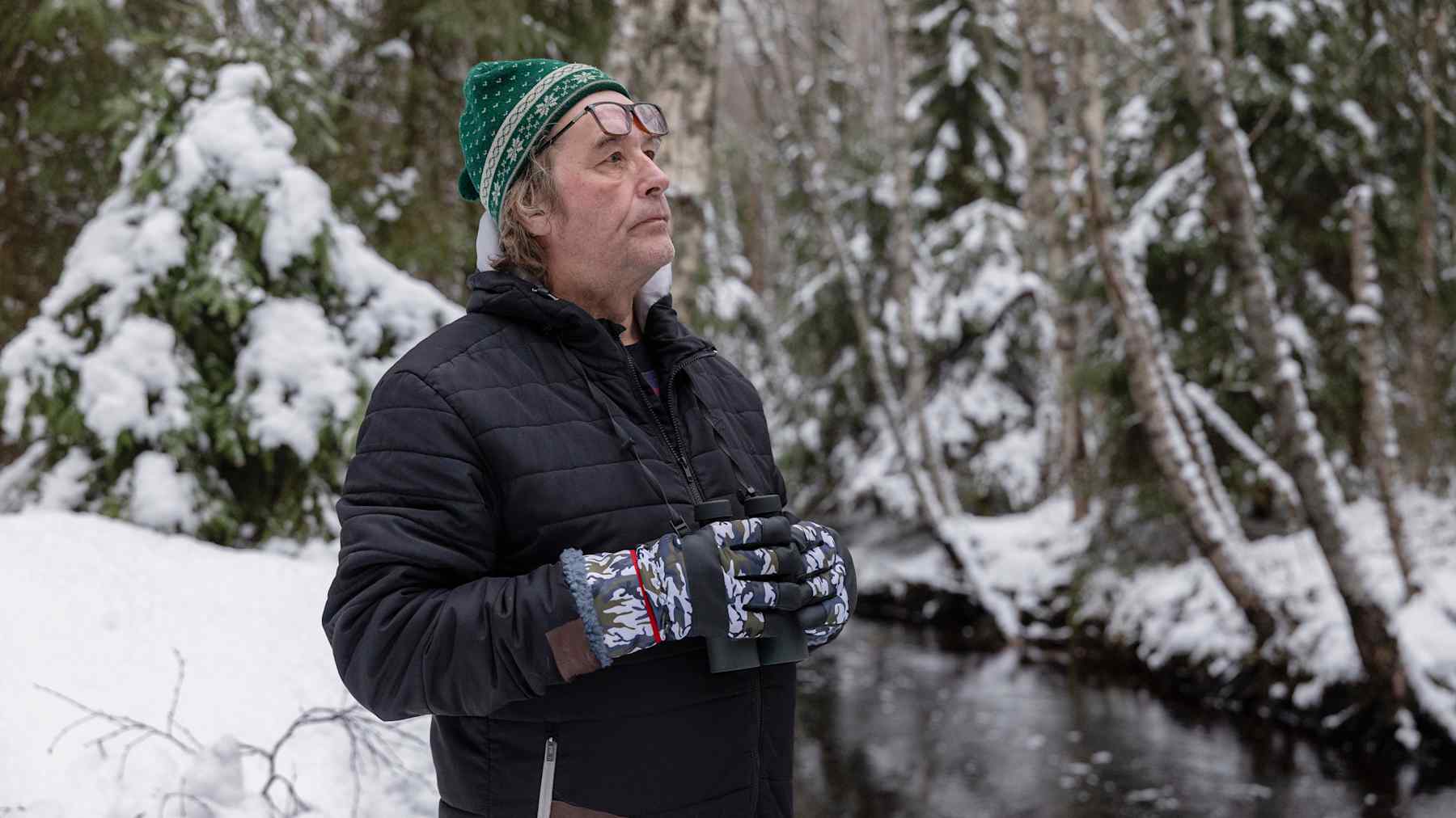 Timo Hannula katselee ylivieskalaisella metsäpalstallaan lintuja 10.12.2025.