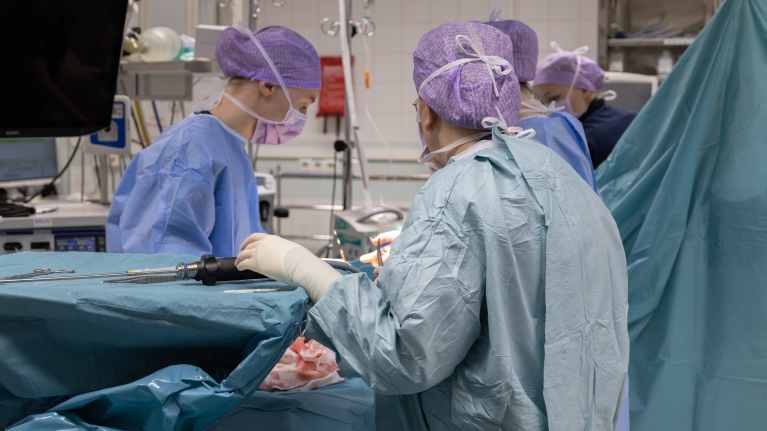 Kirurgi ja muu henkilökunta suorittamassa tähystysleikkausta Etelä-Karjalan keskussairaalassa Lappeenrannassa.