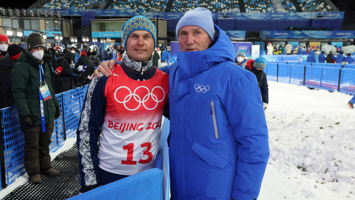 Ukrainan olympiakomitean johtaja Sergei Bubka poseerasi freestylehiihtäjä Oleksandr Abramenkon kanssa Pekingin olympialaisissa. Abramenko saavutti hopeaa miesten hypyissä.
