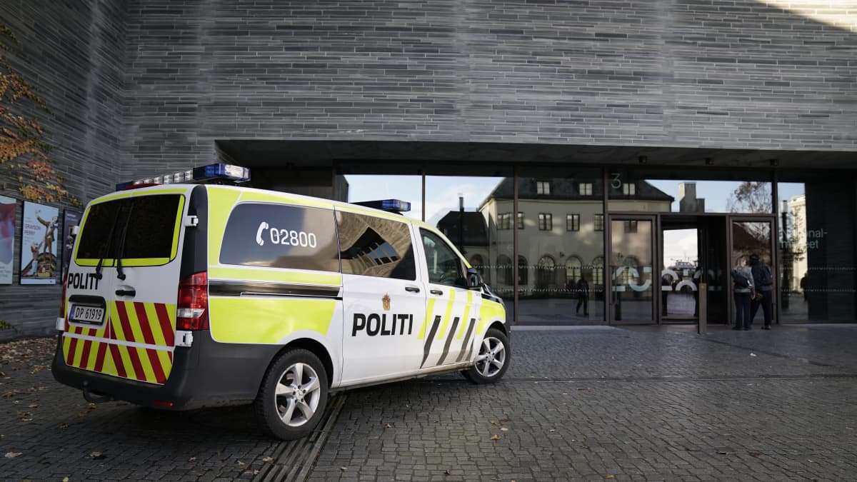 Norjalainen poliisiauto harmaan rakennuksen edessä.