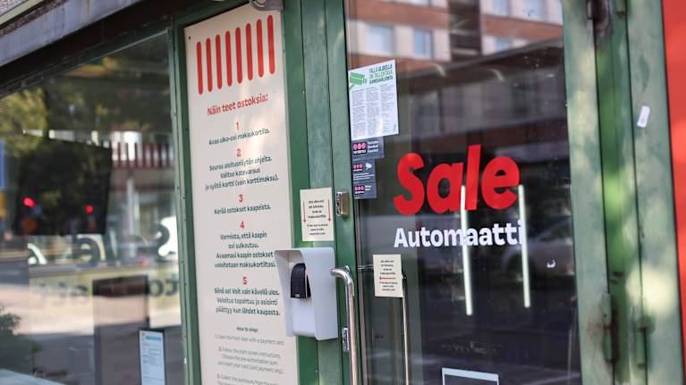 Sale Automaatti kaupan sisäänkäynnin ovi.