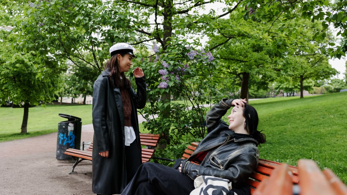 Aliina Nousiainen ja Aino Palomäki juttelevat puistossa.