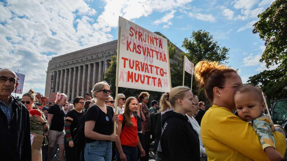 Mielenosoittajat marssivat Eduskuntatalon ohi kohti Töölönlahtea.