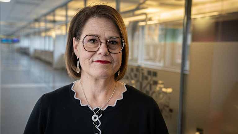 Kuntaliiton toimitusjohtaja Minna Karhunen kuvattuna Yleisradion Mediatalon käytävällä.