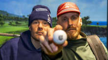 Rap-duo JVG:n Ville-Petteri Galle ja Jare Joakim Brand poseeraavat Salmisaari Golfin Golfsimulaattorissa, Jarella kädessä golfpallo.