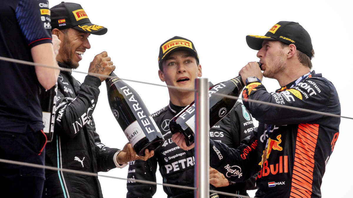 Lewis Hamilton, George Russell ja Max Verstappen Espanjan GP:n podiumilla.