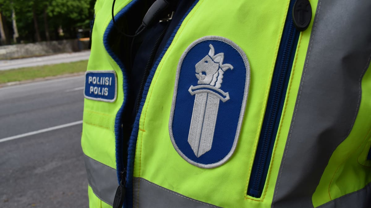 Poliisin turvaliivi, jossa poliisin logo.