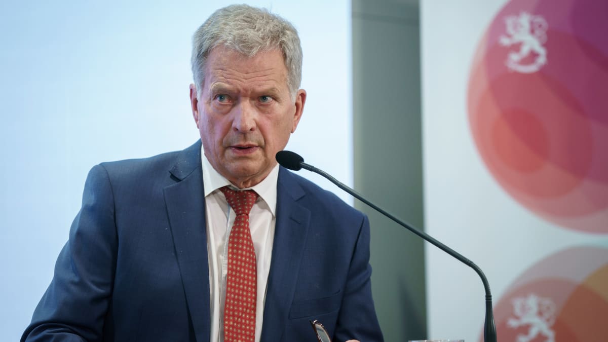 Tasavallan presidentti Sauli Niinistö puhuu mikrofoniin.