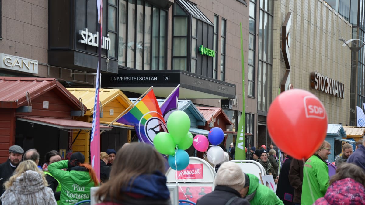 Valgata i Åbo inför riksdagsvalet 2019, ballonger från flera olika partier syns på bilden. 