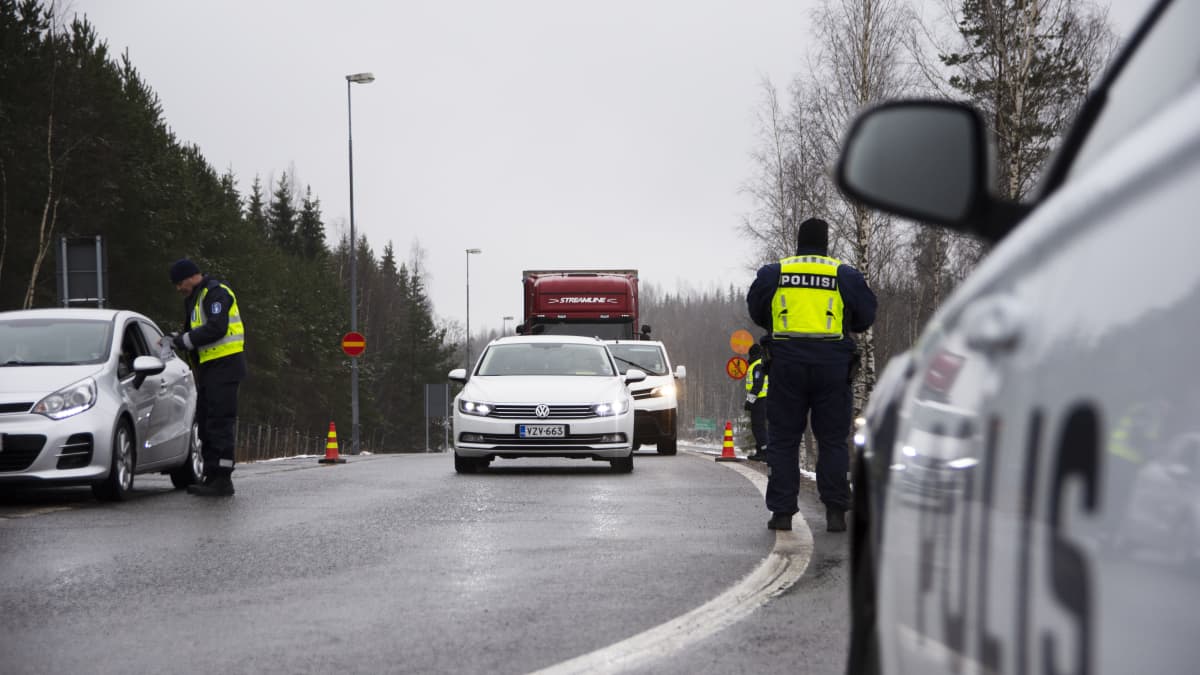 Poliiseja Uudenmaan rajalla.