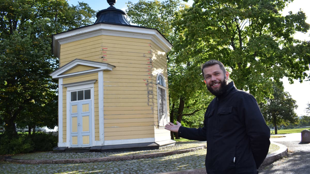 Väitöstutkija John Björkman Kupittaan lähteellä. 