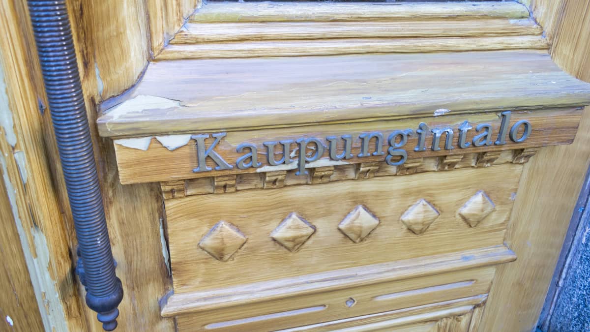 Kaupungintalo-teksti ulko-ovessa.
