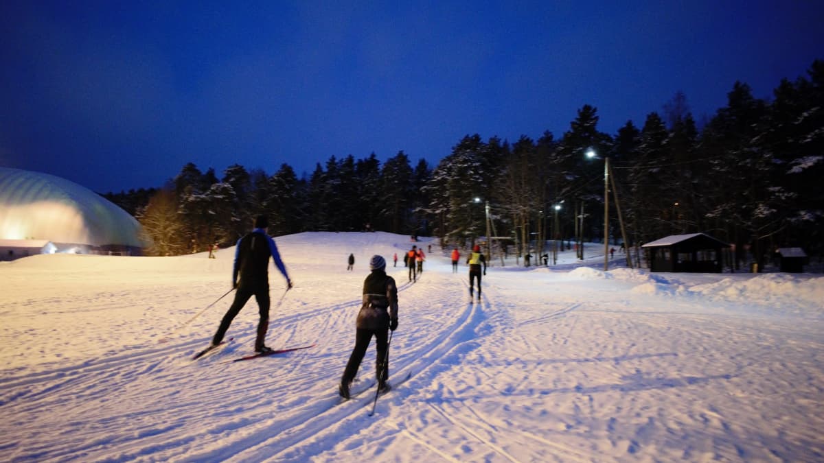 Hiihtäjiä Turun Impivaaran laduilla.