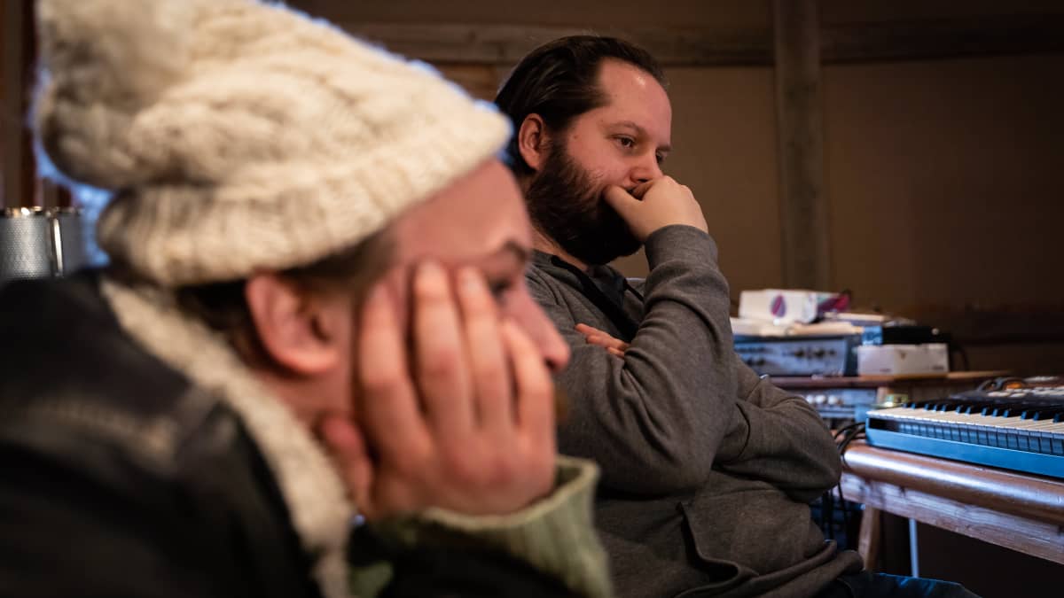 Lassi Valtonen ja Tapio Ylinen istuvat studiossa ja kuuntelevat musiikkia