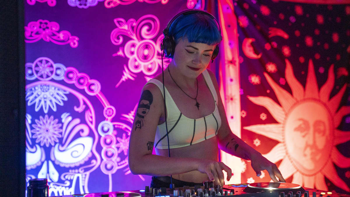 Dj Jannica Tapaninen Hernesaaren ravessa.