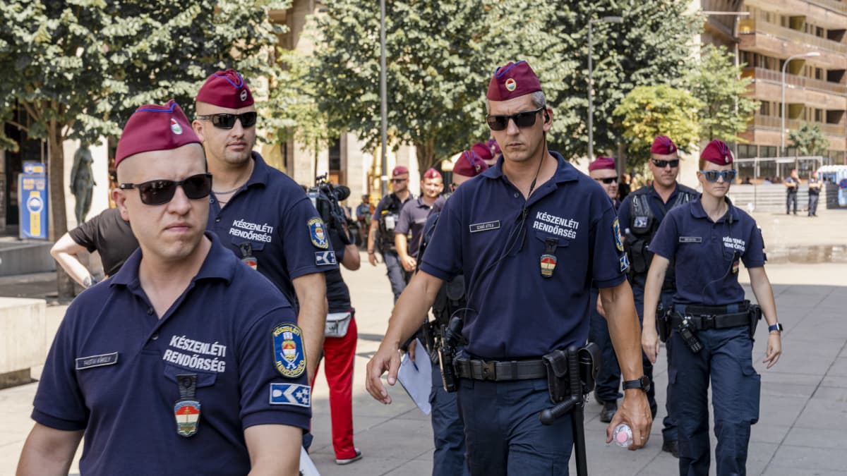 Poliisi valmistautuu Budapest Prideen.