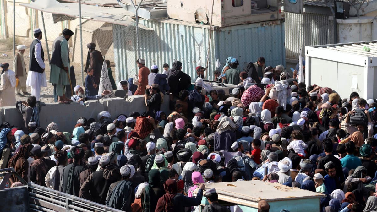 Väkijoukko rajanylityspaikalla Afganistanista Pakistaniin.