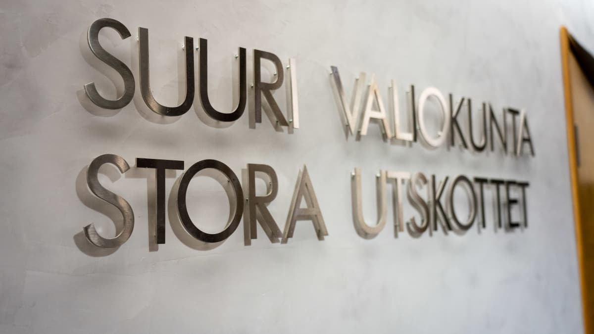 Suuri valiokunta-teksti seinässä Pikkuparlamentissa.