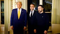 Donald Trumpov, Emmanuel Macron ja Volodymyr Zelenskyi seisovat rivissä ja poseeraavat kuvaajalle Elysee-palatsissa.