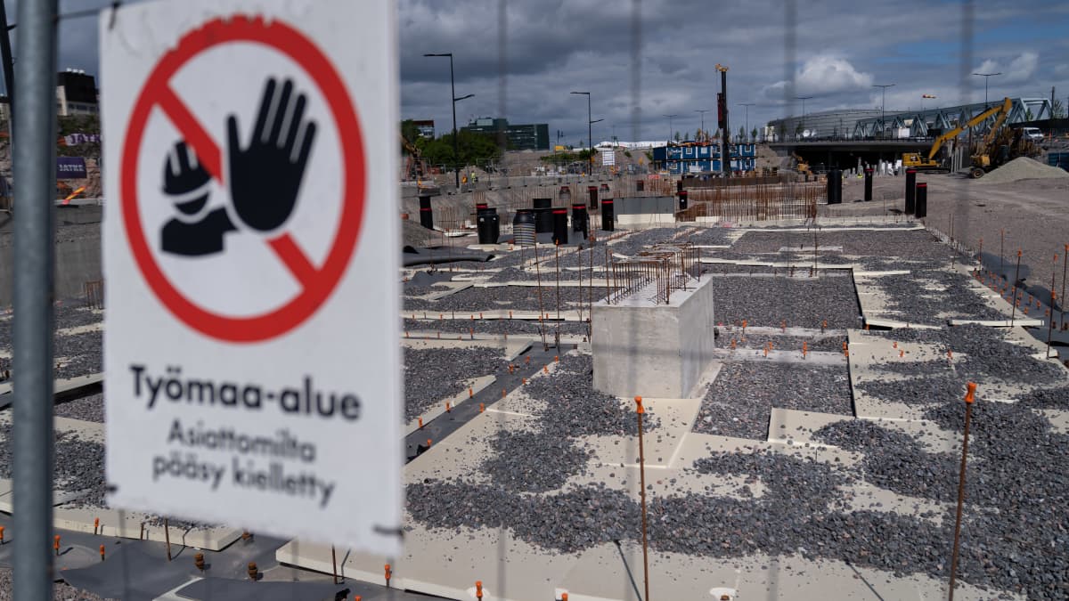 Keski-Pasilaan valmistuvan "Hoas Huipuksi" opiskelijakorttelin työmaa-alue, jossa meneillään pohjatyöt, Helsinki, 1.6.2023.
