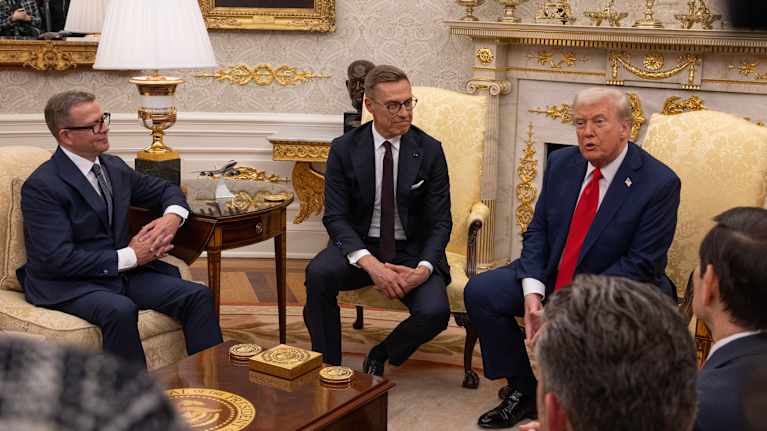 Pääministeri Petteri Orpo, Presidentti Alexander Stubb, presidentti Donald Trump Oval Officessa Valkoisessa talossa Washingtonissa.