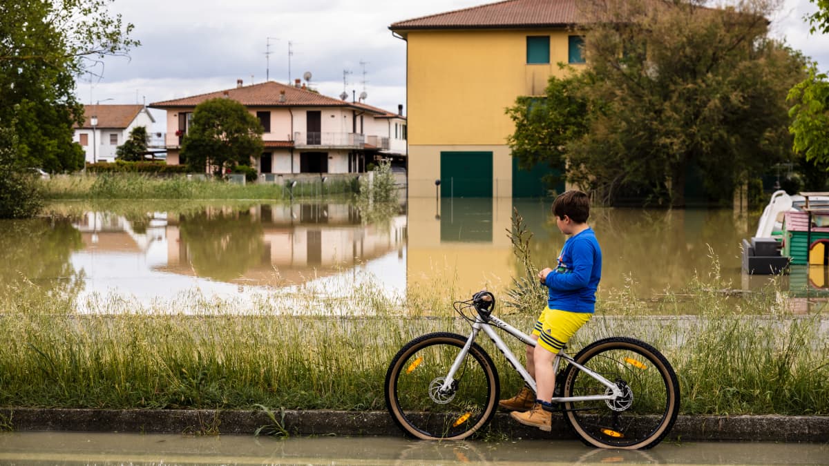 Poika tulva-alueella Pohjois-Italiassa.