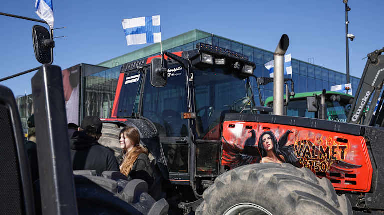 Emma Koivuniemi on tullut Oulusta osoittamaan mieltä traktorimarssille.