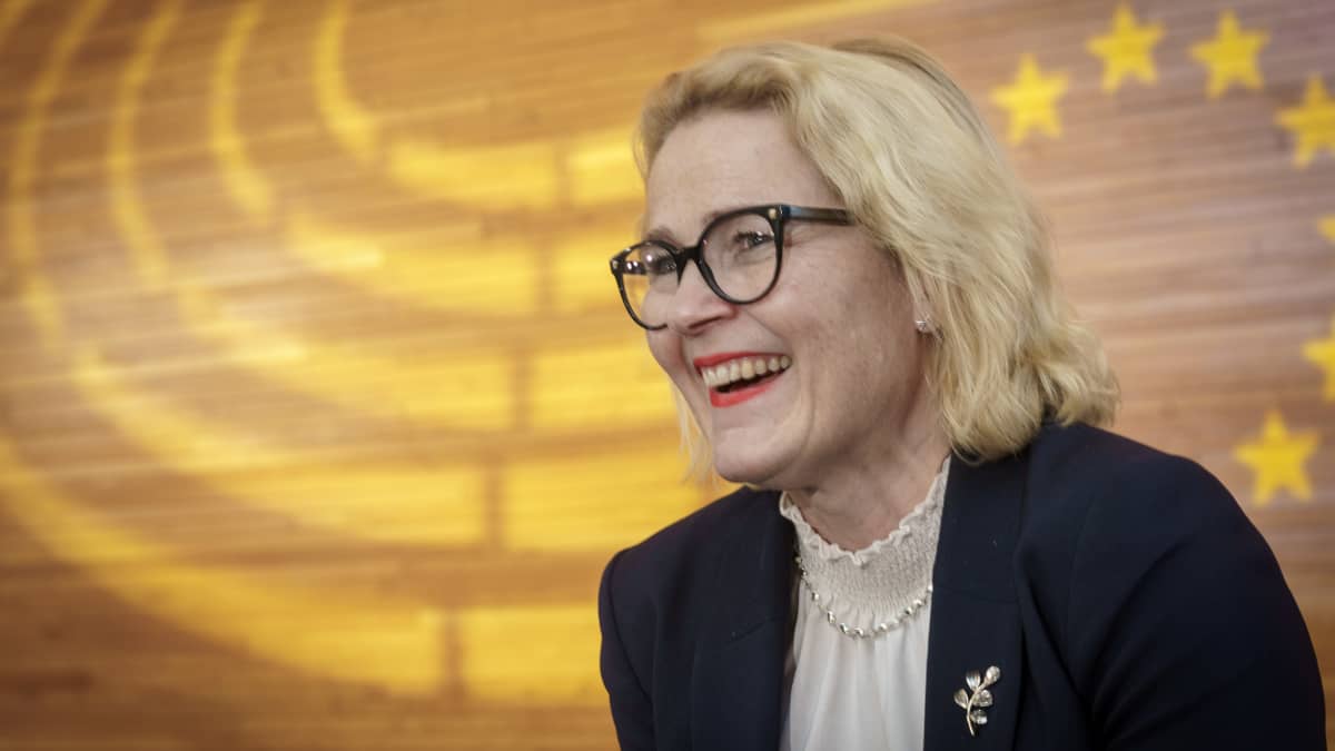   Europarlamentaarikko Miapetra Kumpula-Natri henkilökuvassa.