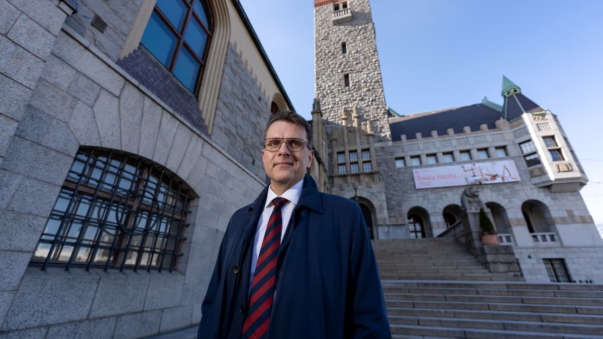Suomen museoliiton pääsihteeri Kimmo Levä kuvattuna Suomen kansallismuseon edessä, Helsinki, 16.4.2021.