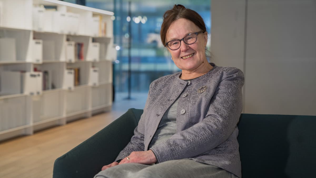 Henkilökuvassa, Marja Holmila, tutkimusprofessori emerita.