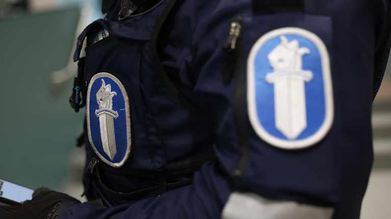 Poliisi työtehtävissä sisätiloissa.