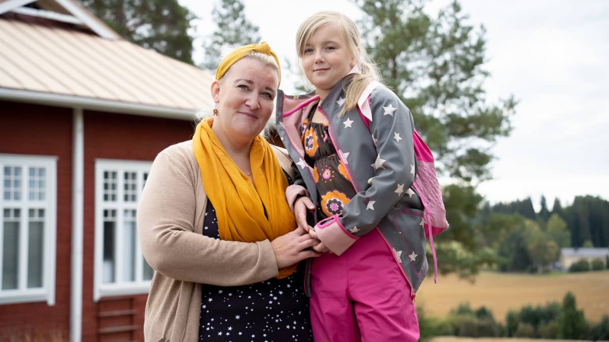 Annukka Björn ja tyttärensä Armi Viljanen Juupajoen kirkonkylän koulun pihassa.