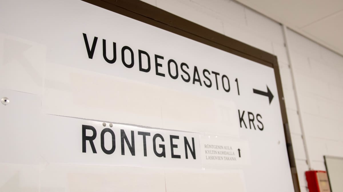 Valkoinen kyltti, jossa mustalla tekstillä "Vuodeosasto 1" ja "Röntgen".