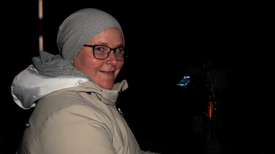Sveitsiläinen Nicole Straubhaar revontulibongausretkellä Lapissa.
