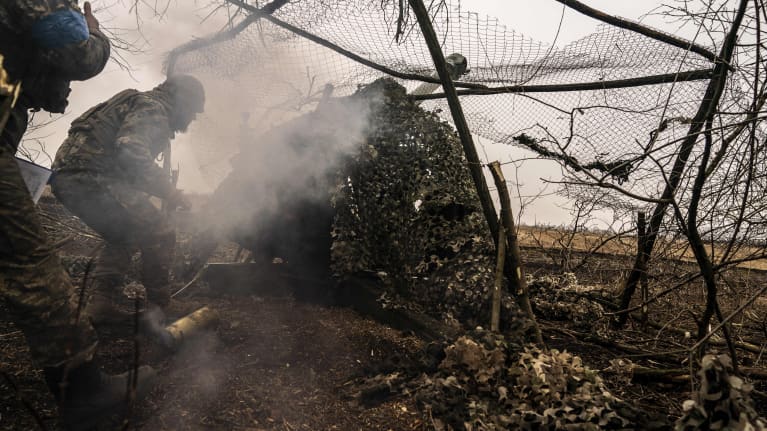 Ukrainalaiset sotilaat ampuivat tykistötulta Avdijivkan alueella Itä-Ukrainassa 13. maaliskuuta.