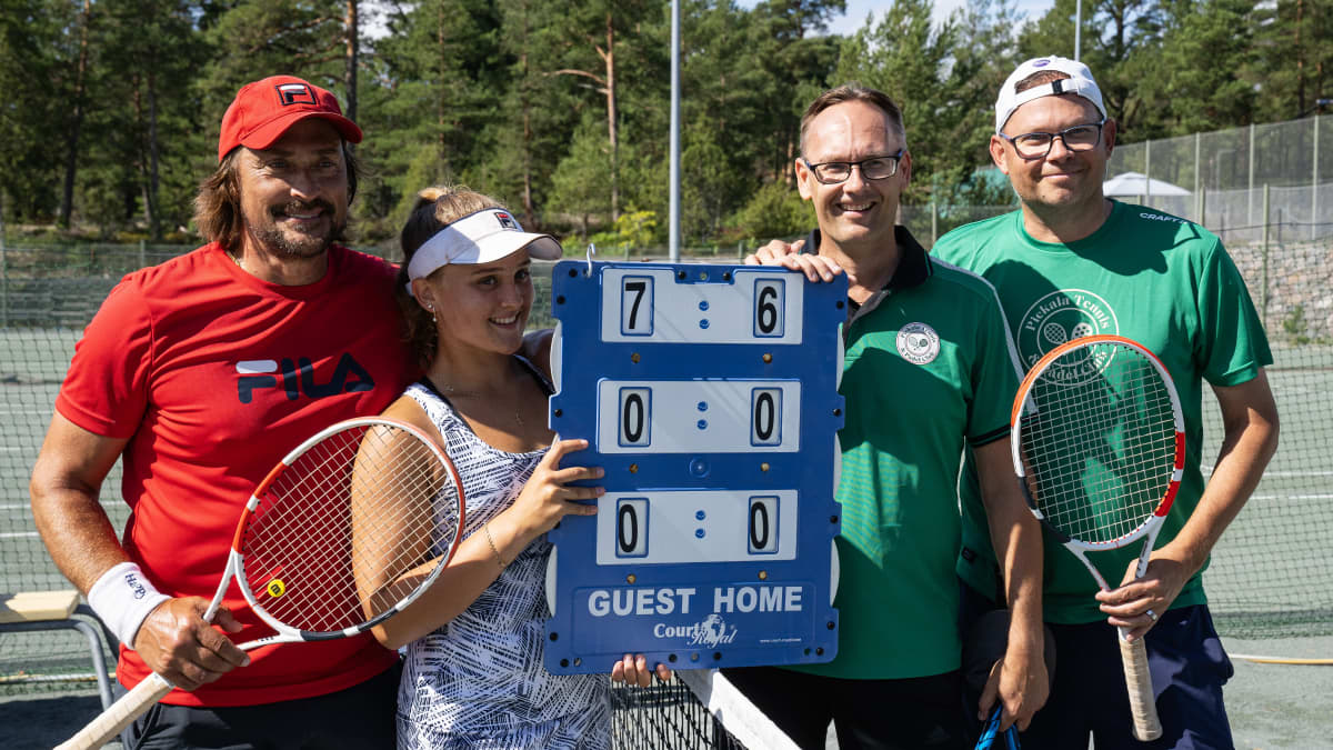 Teemu ja Veera Selänne sekä Aku Vikström ja Andre Engström Pickala Golf tennisottelussa Siuntiossa.
