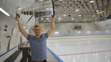NHL-mestari Artturi Lehkonen nostaa Stanley Cup -pokaalia Varissuon jäähallissa.