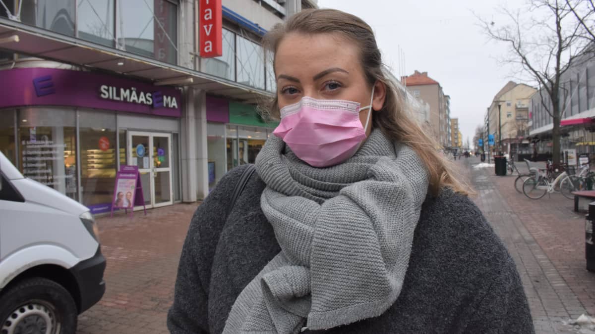 Porilainen Tea Koivunen kävelykadulla.