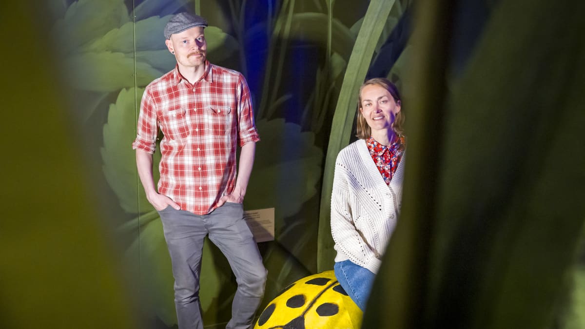  Salla Mehtälä ja Ville Heimala pistepirkkoveistoksen kanssa.
