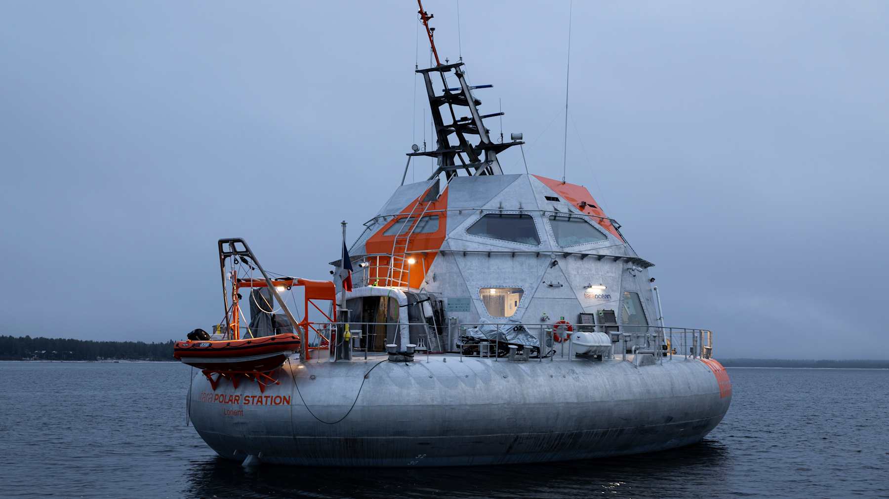 Tutkimusalus kelluu tummalla merellä.