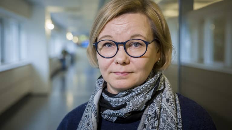 Jenni Helenius seisoo käytävällä.