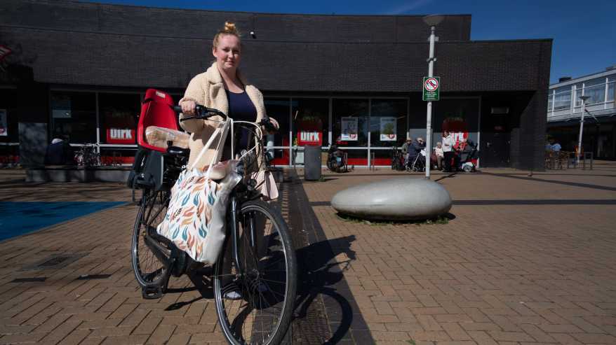 Nainen taluttaa pyörää Rotterdamissa.