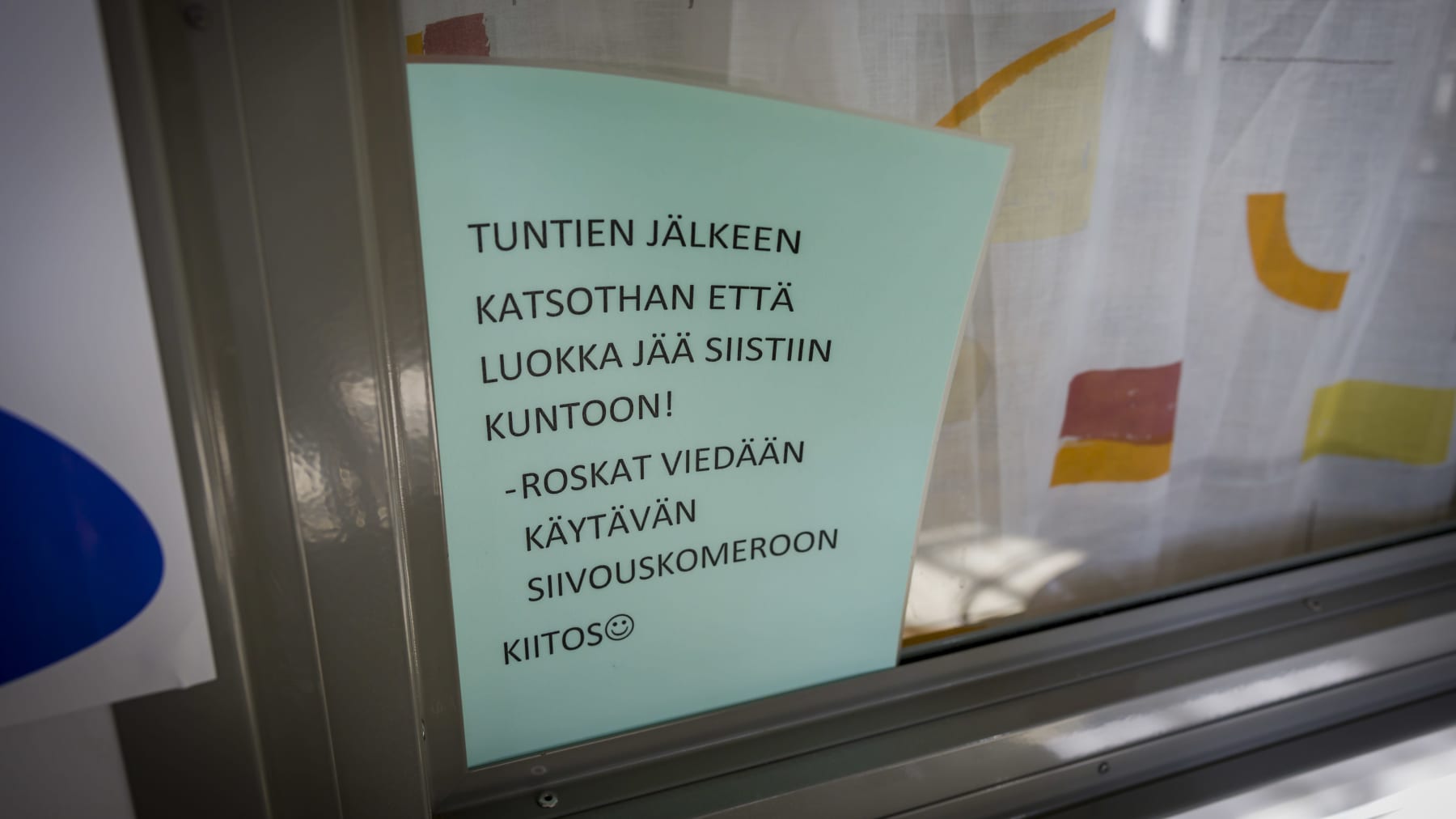 Tuntien jälkeen katsothan että luokka jää siistiin kuntoon! kyltti Helsingin vankilan luokkahuoneessa