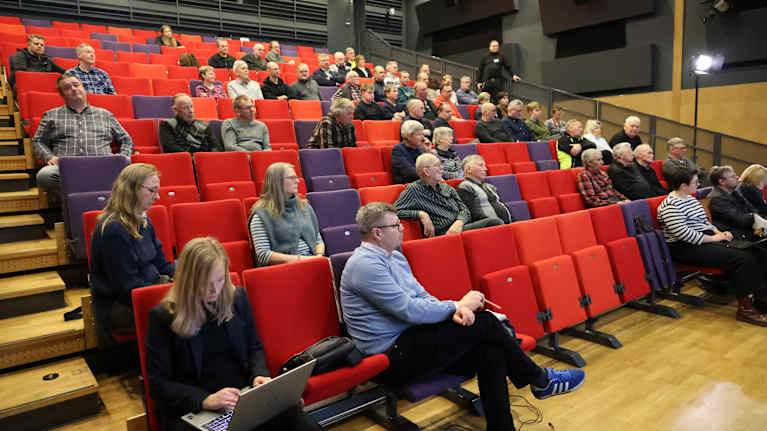 Ett 50-tal personer sitter i ett auditorium.