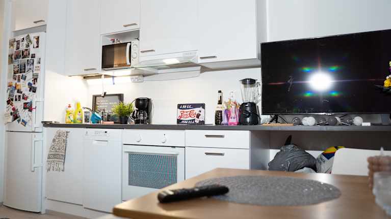 Keittiö yksiössä kerrostalossa.