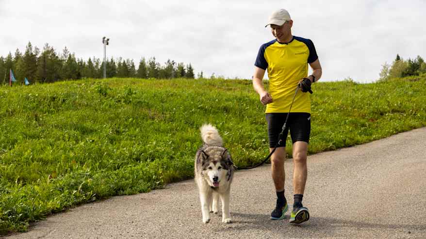 Image 5: Former skier Sami Lähdemäki with his dog Lumo in Laajavuori, Jyväskylä, in August 2024.
